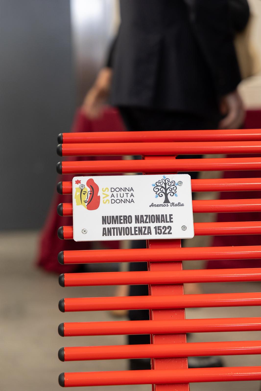Due Panchine Rosse a Linate: un segno visibile contro la violenza sulle donne